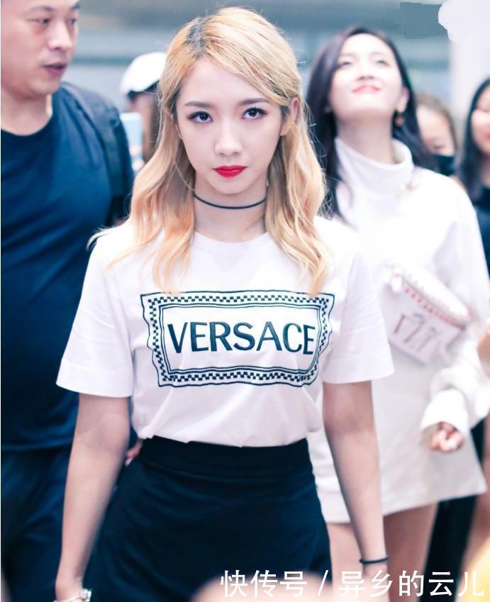 孟美岐太拼了,白T配短裙也能凹出蚂蚁腰,脖子