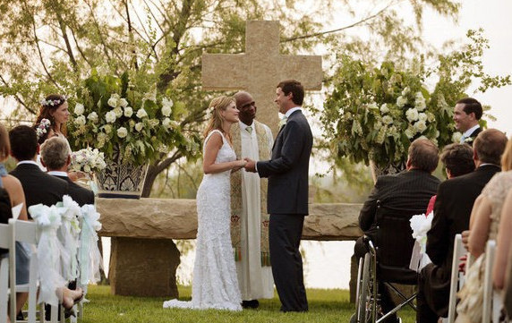 法国，根据Opinionway在周四发布的一项调查，法国人一场有70名宾客的婚礼平均预算为8257欧元，而且，为了节约婚礼开支，大部分受访者表示会动用存款（占到85%）或请求父母和亲朋帮助（73%）。