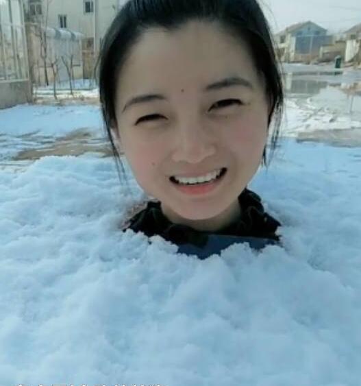女子在雪里只把头露出来 结果让人傻眼了