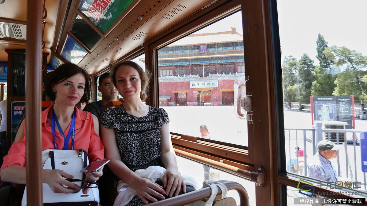 沟通世界|上合组织成员国媒体记者坐铛铛车游