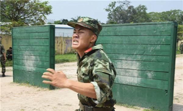 她是医院的一位女卫生员,400米障碍跑了1分4