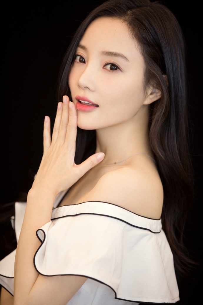 李小璐穿v领裙露香肩 卷发尽显妩媚妖娆