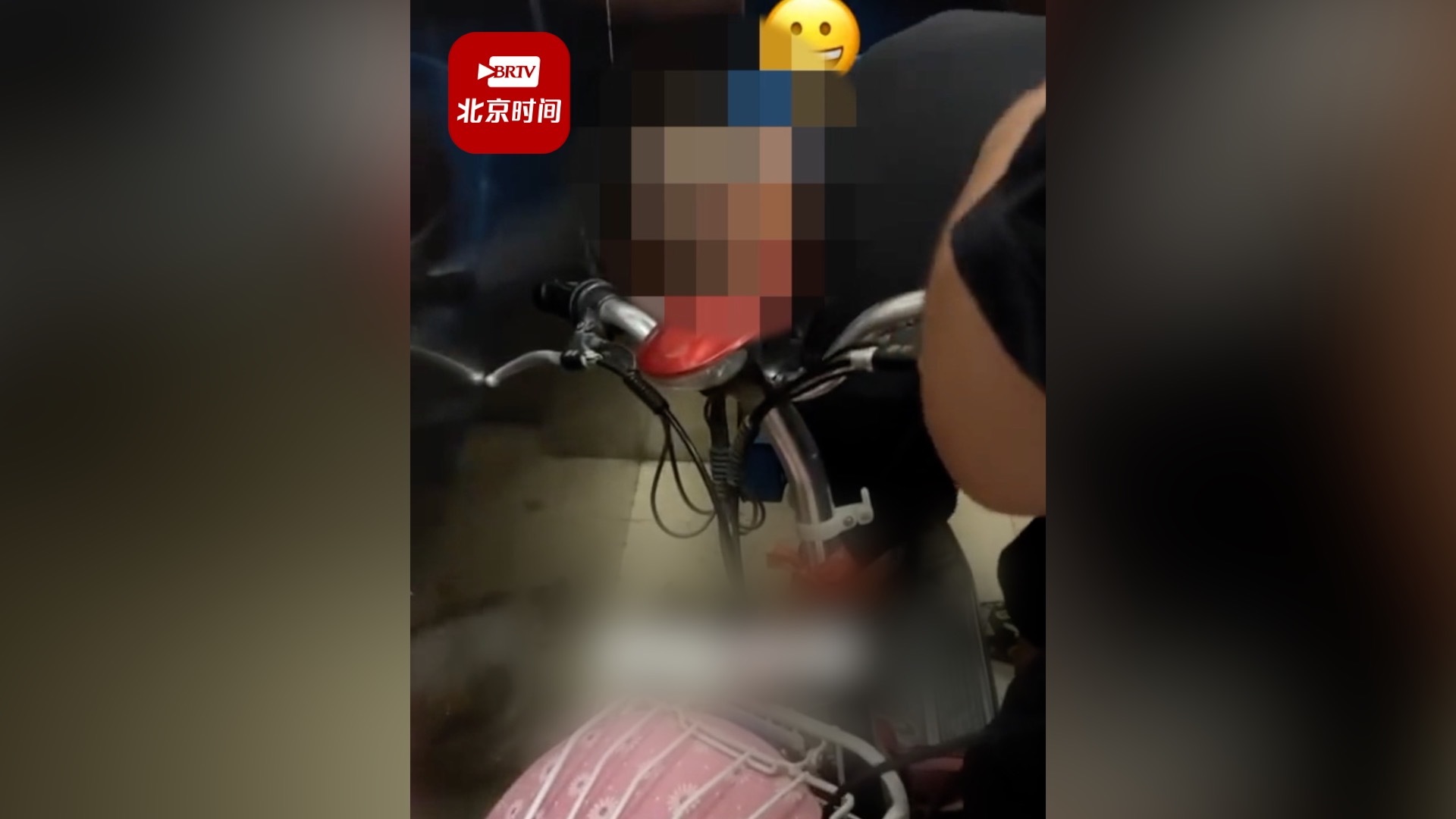 男子劝业主不要推电动车进电梯遭怼 打电话举报：不能司空见惯后不当一回事