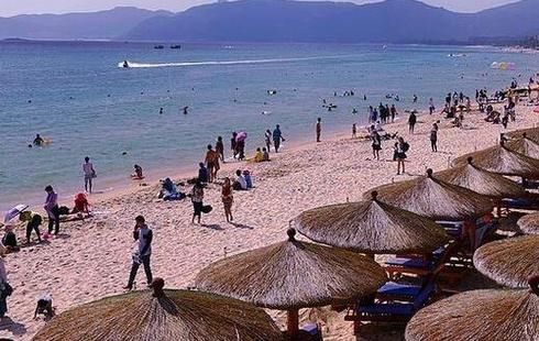 外国游客分别评价中国的三亚和泰国的普吉岛,