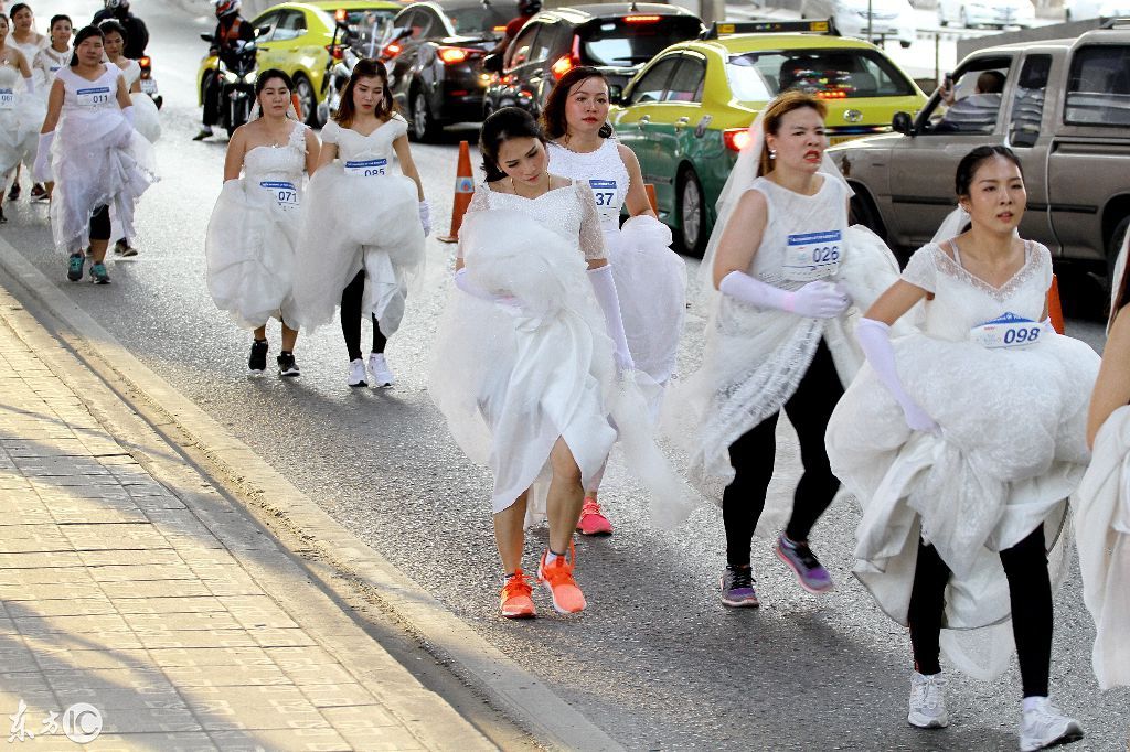 泰国曼谷"新娘赛跑"比赛 六百名新娘街头提裙摆争先恐后狂奔