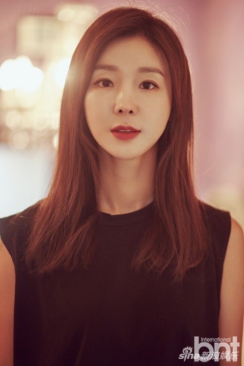 韩国女艺人李智慧拍杂志写真 红衣展优雅魅力