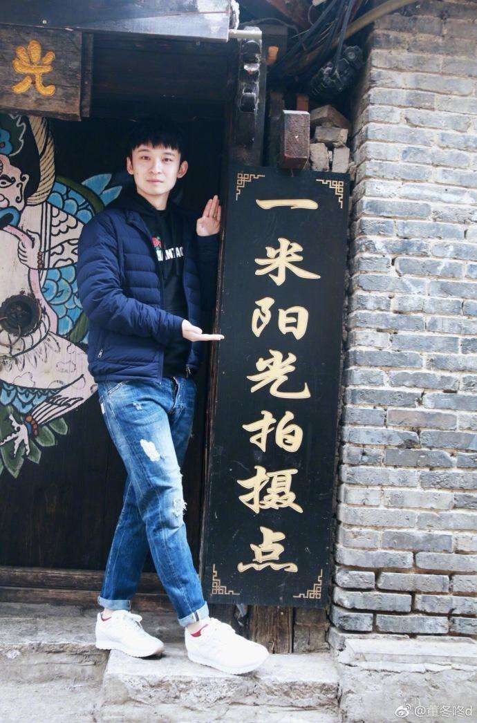 董子健晒丽江一日游,网友吐槽:标准大妈旅游照