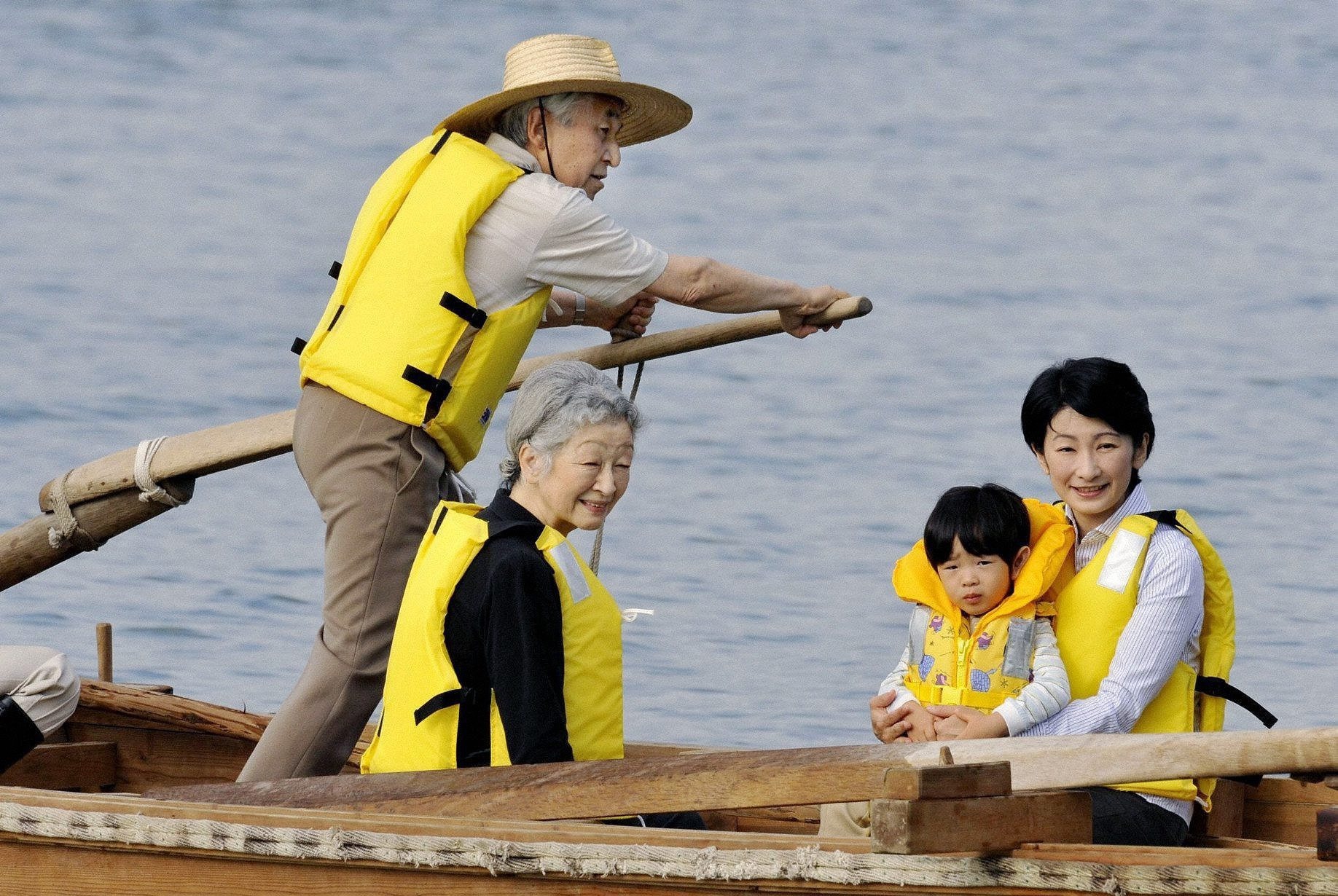 2009年9月14日,日本天皇当日携皇后美智子及儿媳纪子王妃和皇孙悠仁一起在神奈川县三浦郡叶山町的海滨度假。