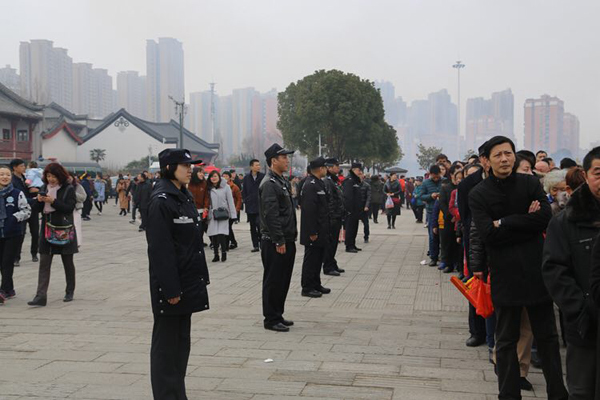 武汉寺庙日进游客27万 警察围成人墙