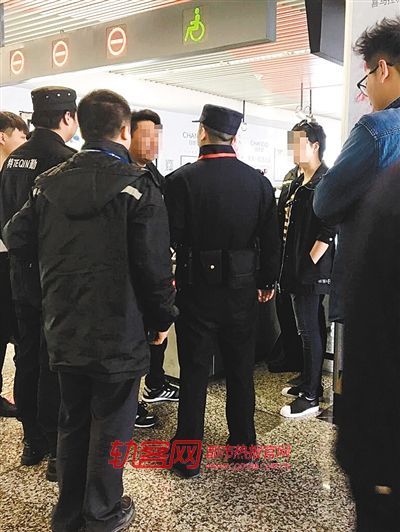女子称包包是名牌拒过安检 怒骂工作人员瞎了眼 女子称包包是名牌拒过安检 怒骂工作人员瞎了眼
