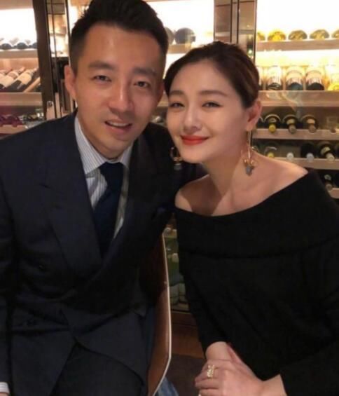 小S晒生日照,老公和婆婆表情耐人寻味,小S强行