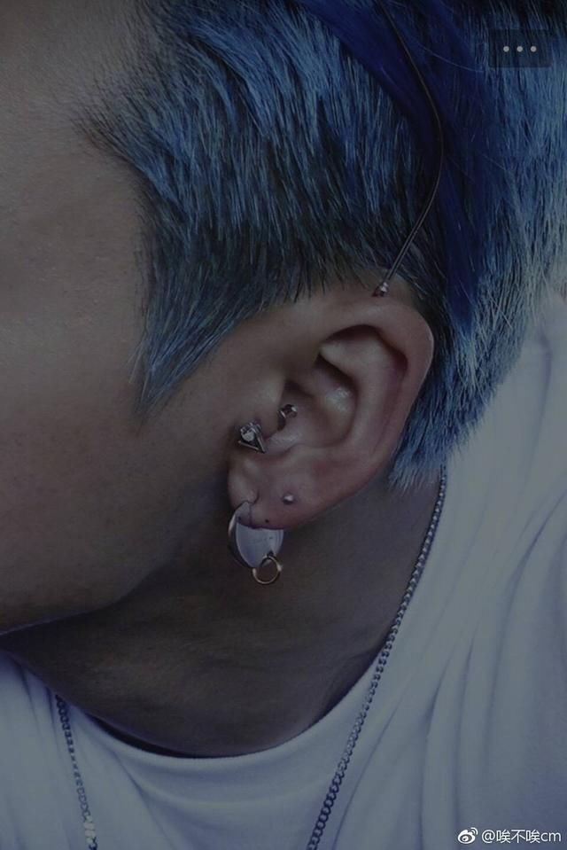 蓝朋友陈伟霆再现惊天侧颜,网友却在心疼他的耳朵!