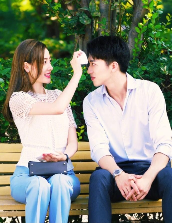 前段时间,张龄心还与张天爱,张若昀,许魏洲,白冰等合作主演电视剧
