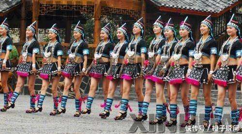 短裙苗第一村你知道姑娘们裙子有多短吗?