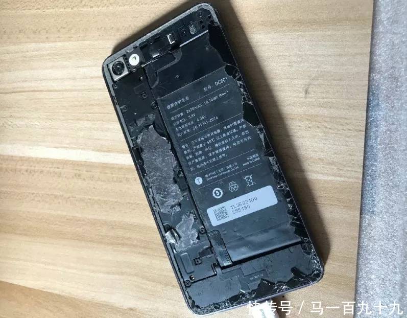 锤子手机质量好不好自己看,重摔之后成这样为