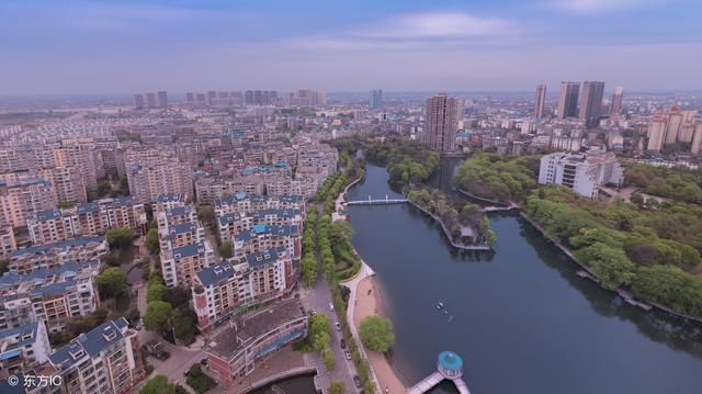 不久的将来,所有农村人口都得搬到城里去住,你