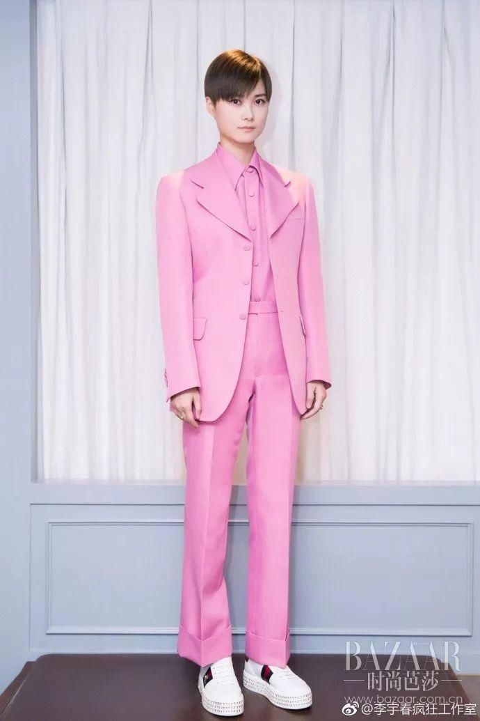 宋茜的老爹西装简直帅成我心中的大佬,辛芷蕾