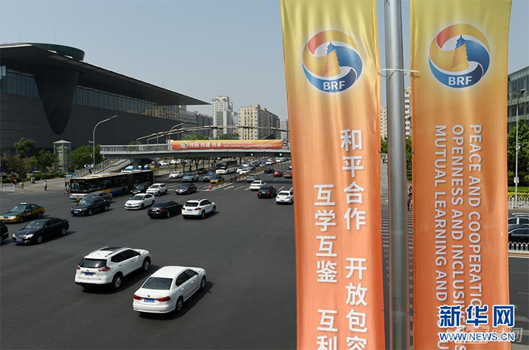 这是5月9日在北京街头拍摄的迎接“一带一路”国际合作高峰论坛的条幅。
世界的目光再次聚焦中国首都北京。在成功举办2008年夏季奥运会、2014年APEC领导人会议之后,2017年5月14日,拥有3000多年建城史的古都北京又将迎来一个历史与未来交融的盛会——“一带一路”国际合作高峰论坛。
新华社记者 鞠焕宗摄