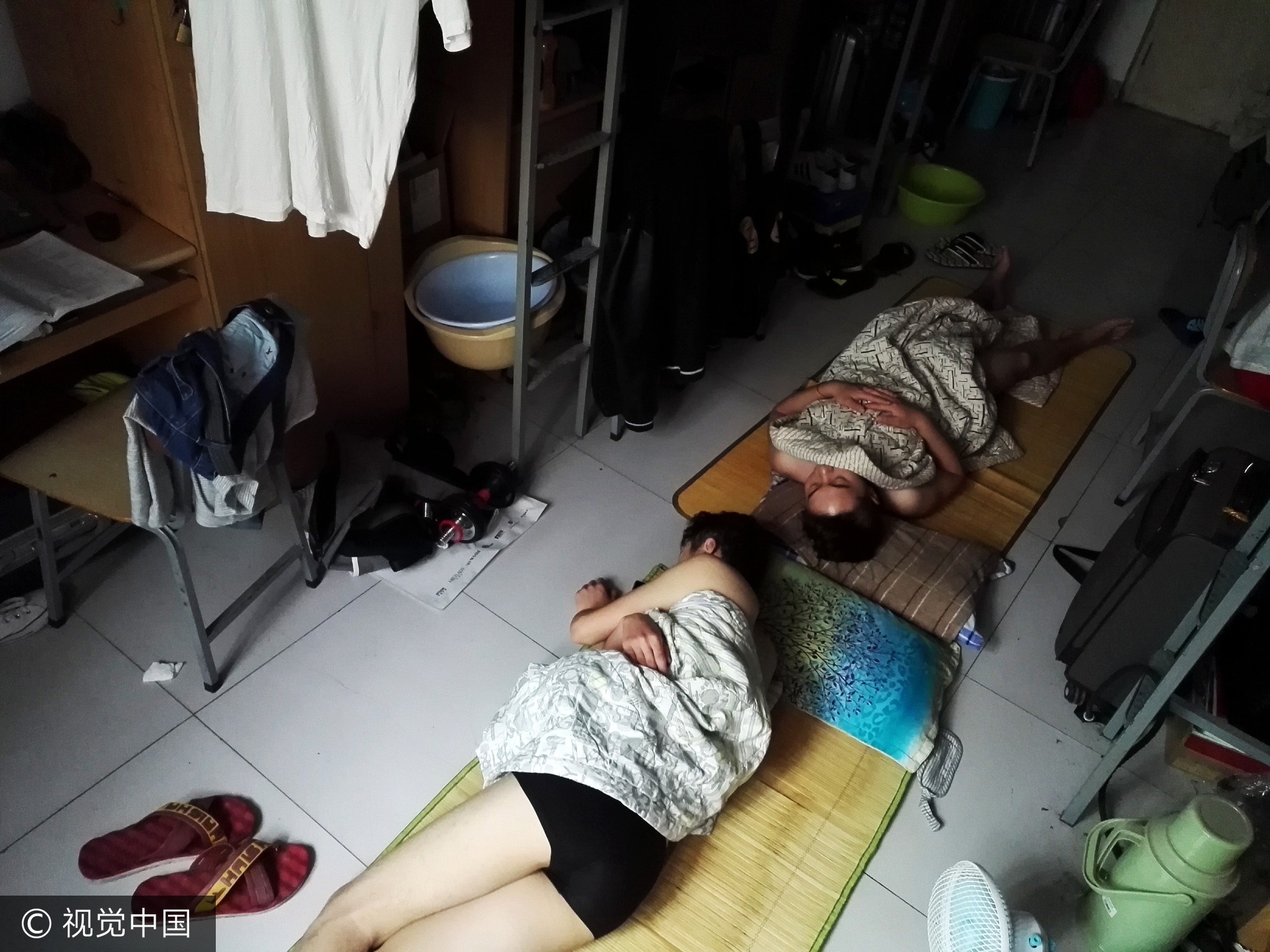 郑州一高校大学生避暑 睡楼顶打地铺