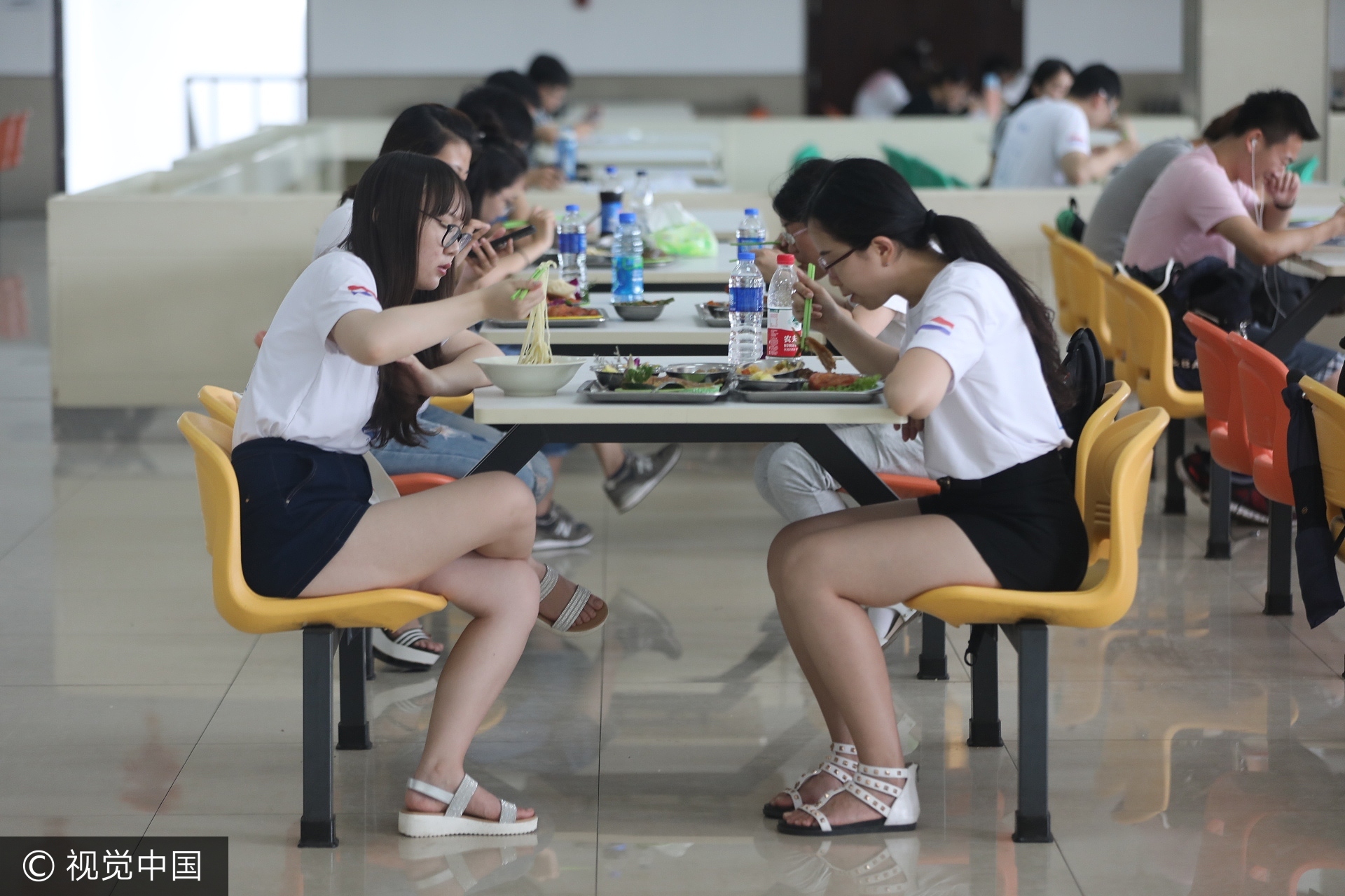 大学食堂花20万请客 毕业生吃免费毕业晚餐