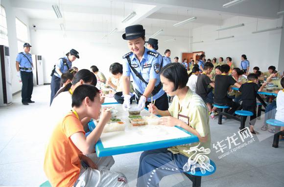 " 重庆市女子监狱,今(23)日,伴随市妇联,市司法局 "回家之路社会工作