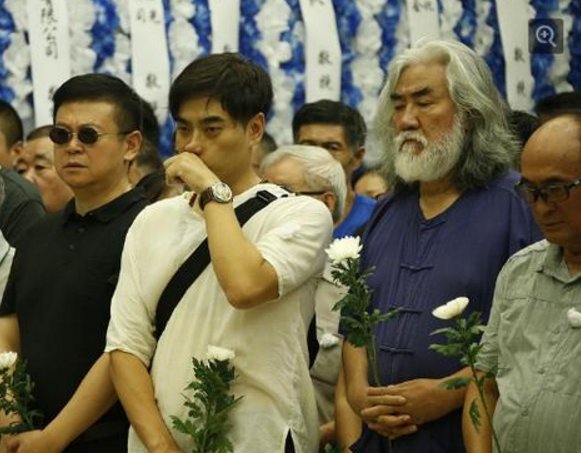 著名武打明星去世,享年57岁,妻子追悼会痛哭流涕