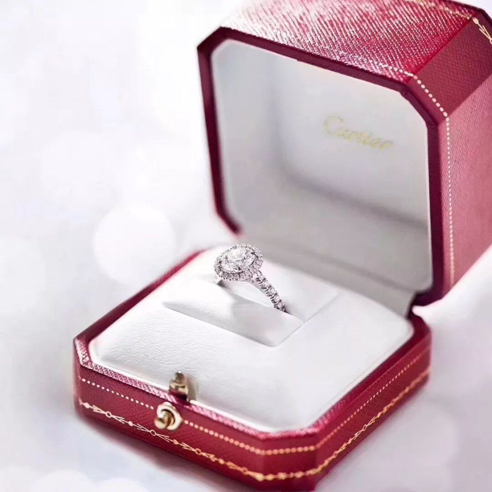 世界杯情侣不吵架秘诀:男人看足球,女人看珠宝