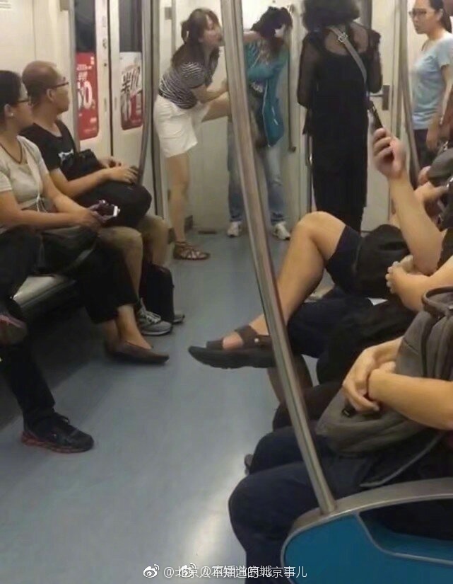 北京地铁上两名女子因座位互殴 满地是血
