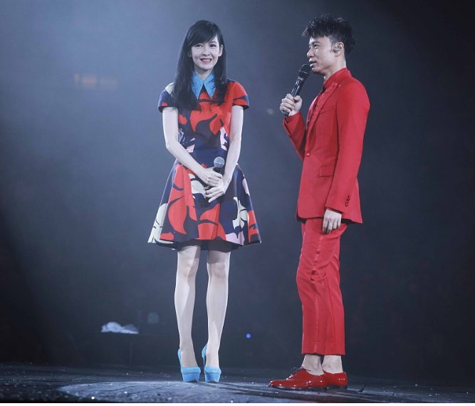 50岁冻龄女神周慧敏现身李克勤演唱会,李克勤