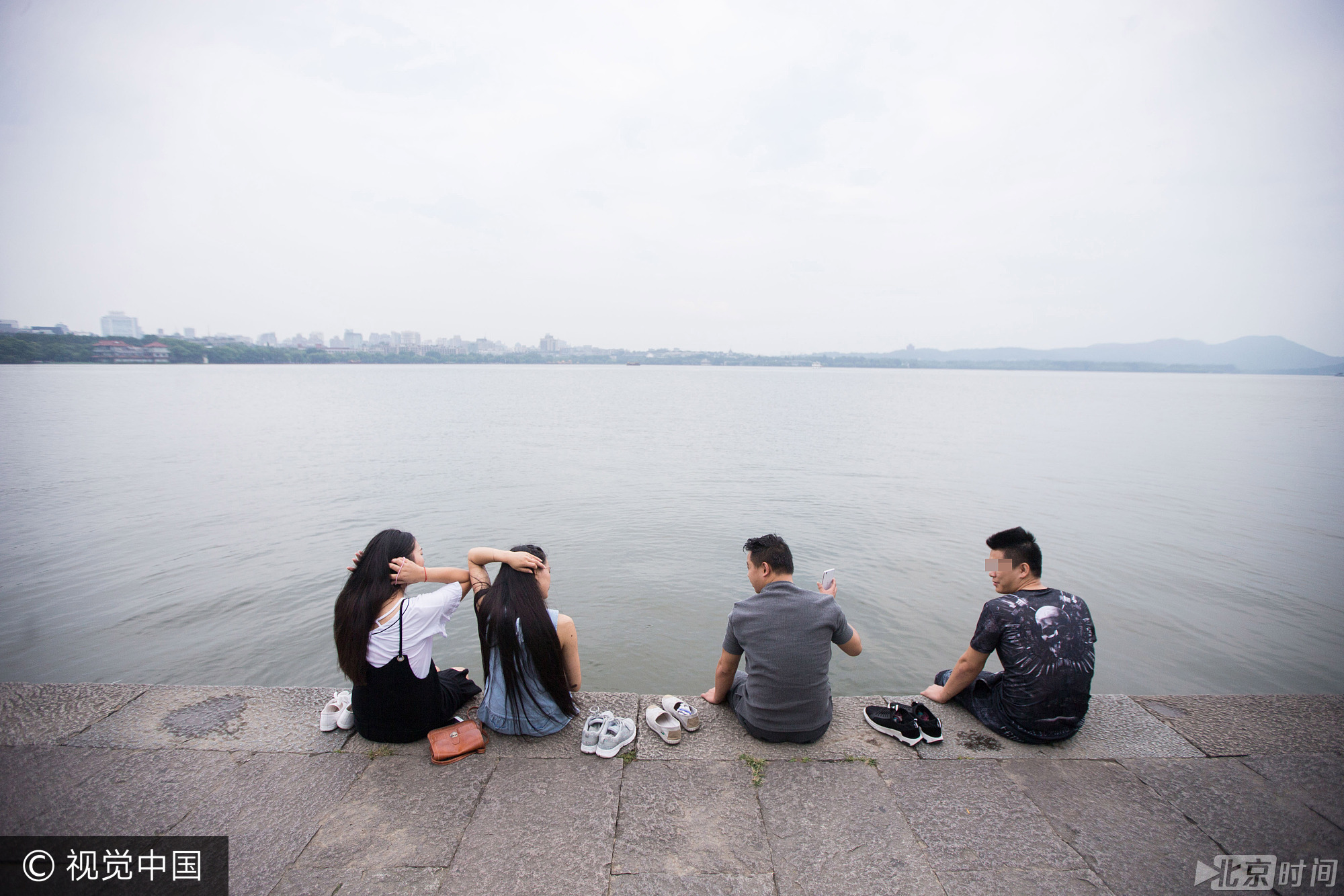 “天气炎热，泡一会感觉凉快，也当做坐着休息会。”一名游客说出他泡脚的理由。许多游客则觉得西湖的水质好，就脱掉了鞋袜和同伴一起戏水，玩一会就走。还有的游客特意在湖边光着脚摆姿势拍照，感觉这是很难得的体验。