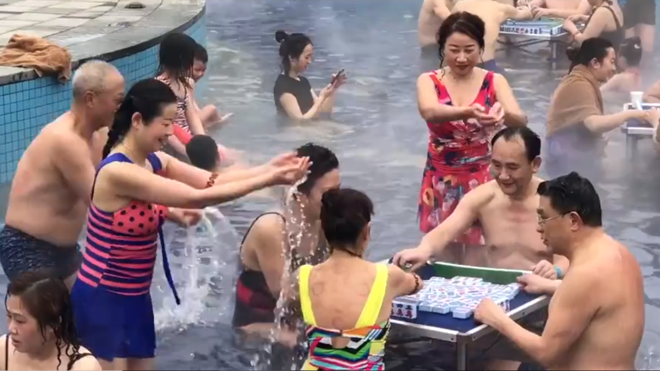 重庆：市民穿着泳装打麻将