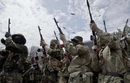 战斗机在小镇上空进行实弹射击,空弹壳落下砸