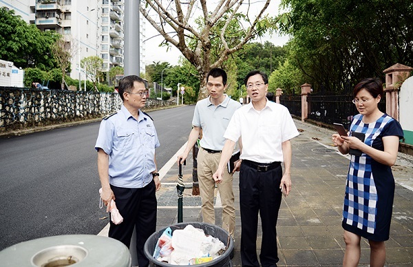 市城管局王国宾局长检查指导第19届国际植物学大会市容提升及服务保障