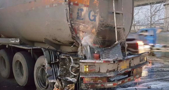 16日，西安绕城高速发生一起大货车追尾油罐车致其泄漏的事故，油罐车左后方被撞击，油罐破裂一直往外漏油，现场地面上也有大量漏油。