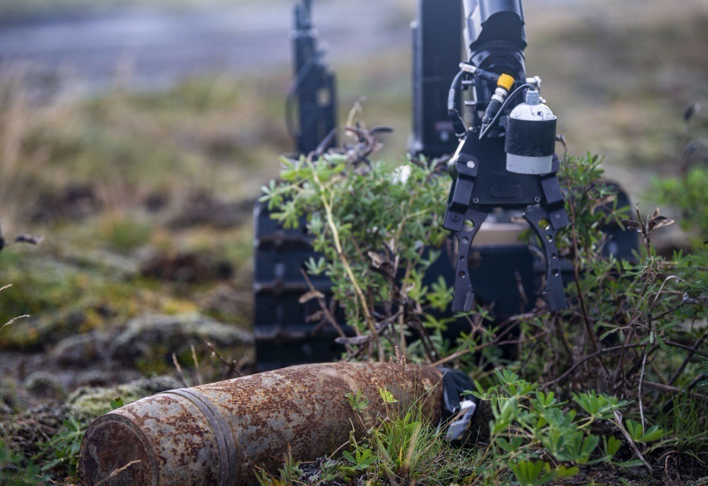 在冰岛凯夫拉维克举行的“2019北方挑战赛”期间，参赛人员使用TALON遥控机器人对“模拟简易爆炸装置”（IED）进行了作业。“北方挑战赛”是由冰岛海岸警卫队联合资助的 “爆炸物处理”（EOD）多国演习，旨在为北约和北欧国家的国际部署和反恐行动提供训练和支持。