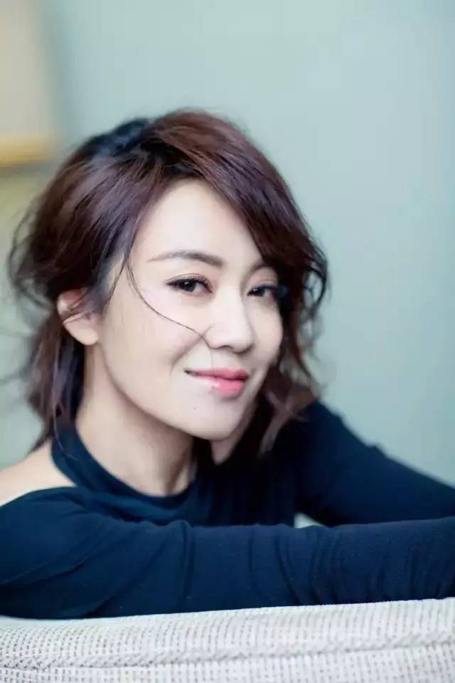 46岁闫妮减肥30斤,从土肥圆变身马甲线女神