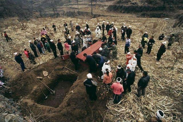 母亲去世一年后,儿子回家上坟,听到坟里有响动