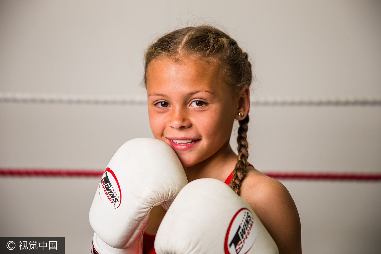 英国小女孩从小爱打架 十岁时成跆拳道世界冠