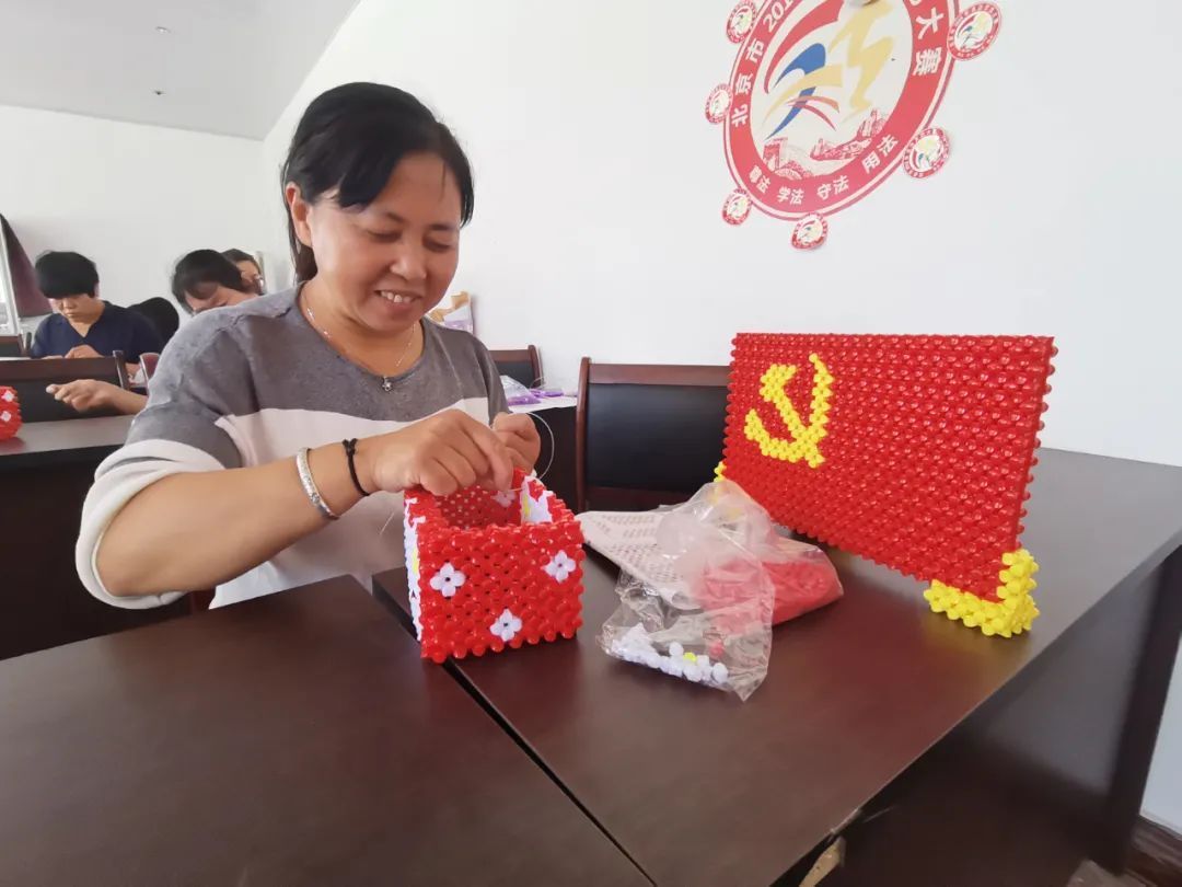 方法,对每位学员进行耐心细致的指导,大家很快就学会了,一边忙着串珠