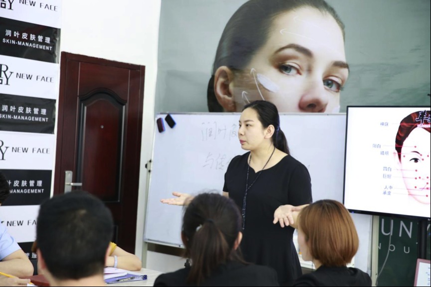 (刘晶晶老师于小男孩皮肤管理大同路店教室教学现场)