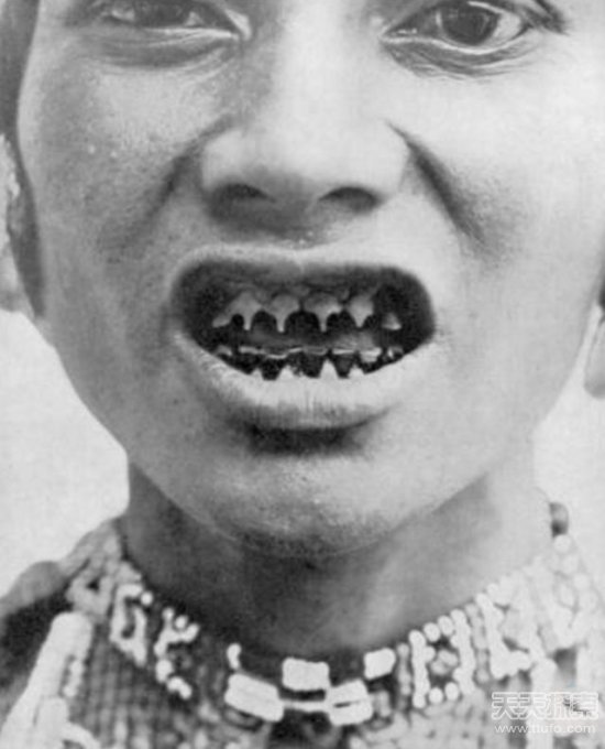 世界现存的7种奇葩习俗:看后让人头皮发麻