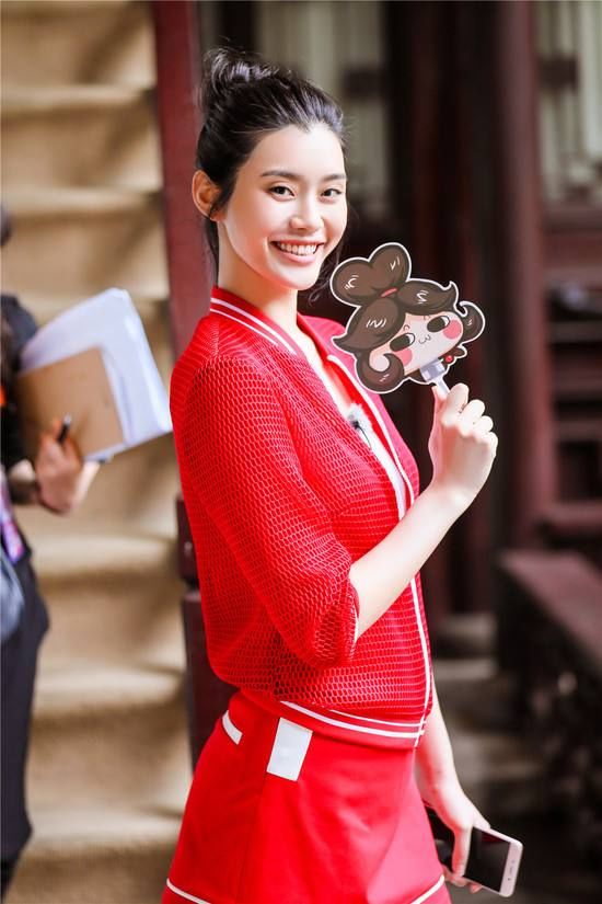 奚梦瑶敞怀露蕾丝内衣,短裤只遮住三角区,粉丝