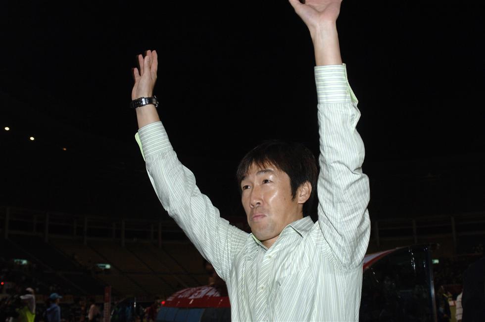 图为2007年11月14日，时任长春亚泰队主教练的高洪波庆祝夺冠。当日，在2007中国足球超级联赛最后一轮比赛中，长春亚泰队客场以4比1战胜深圳上清饮队，夺得中超联赛冠军。新华社发