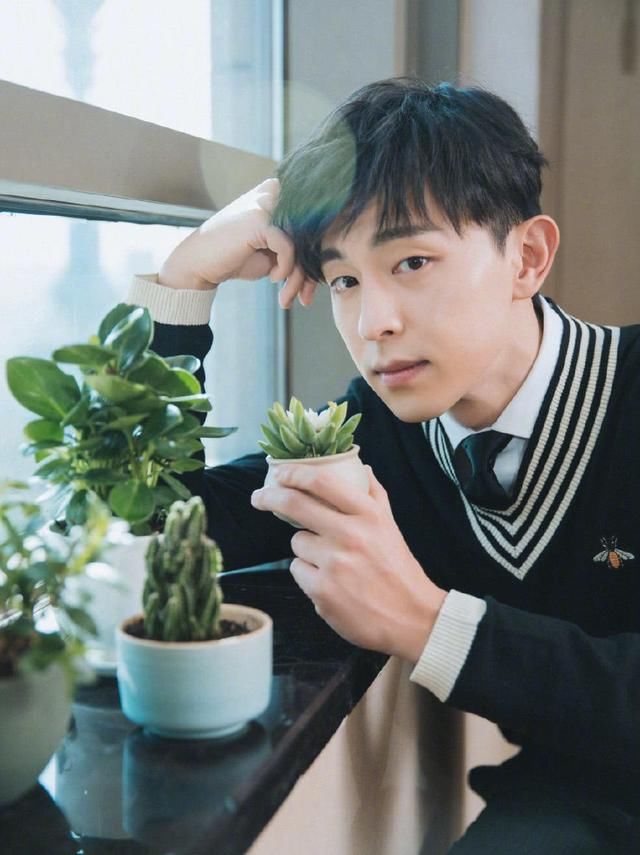 邓伦没红时采访遭冷落,是她将话筒硬塞给邓伦