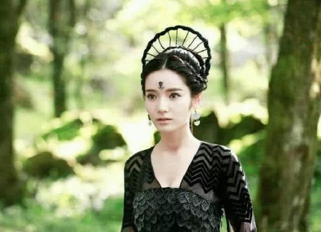 同款古装头饰:伊能静头上像插着一把扇子,韩雪