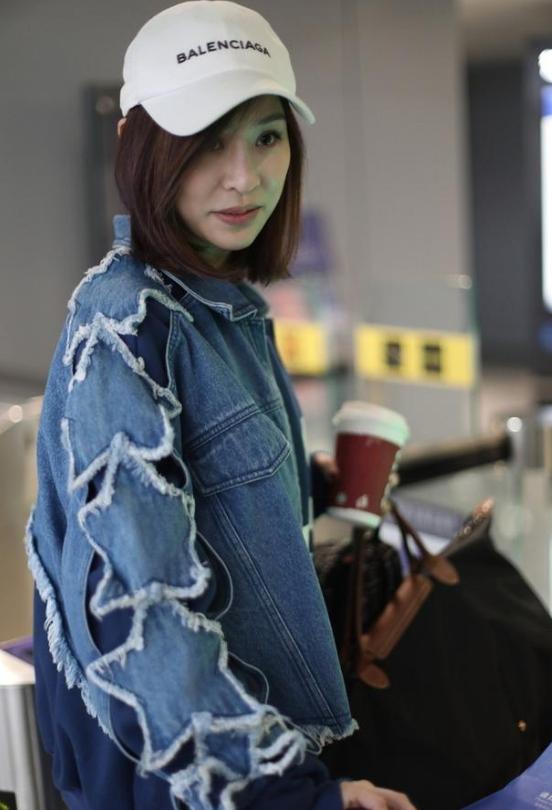 王心凌穿破洞牛仔裤现身机场,里面的秋裤太抢