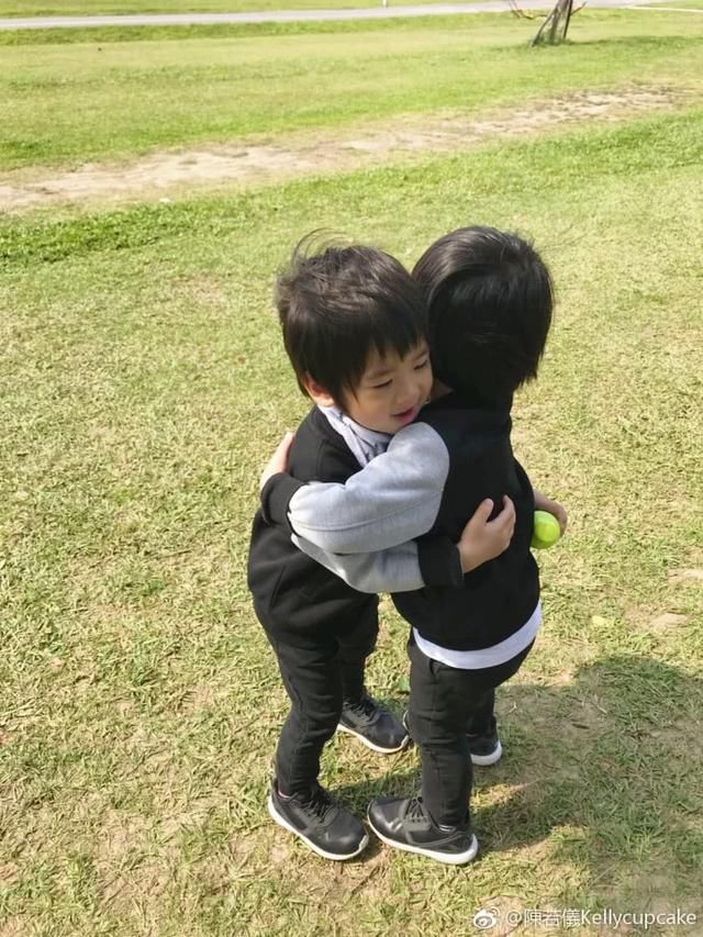 陈若仪晒双胞胎儿子萌照,Kyson长开了,更像林