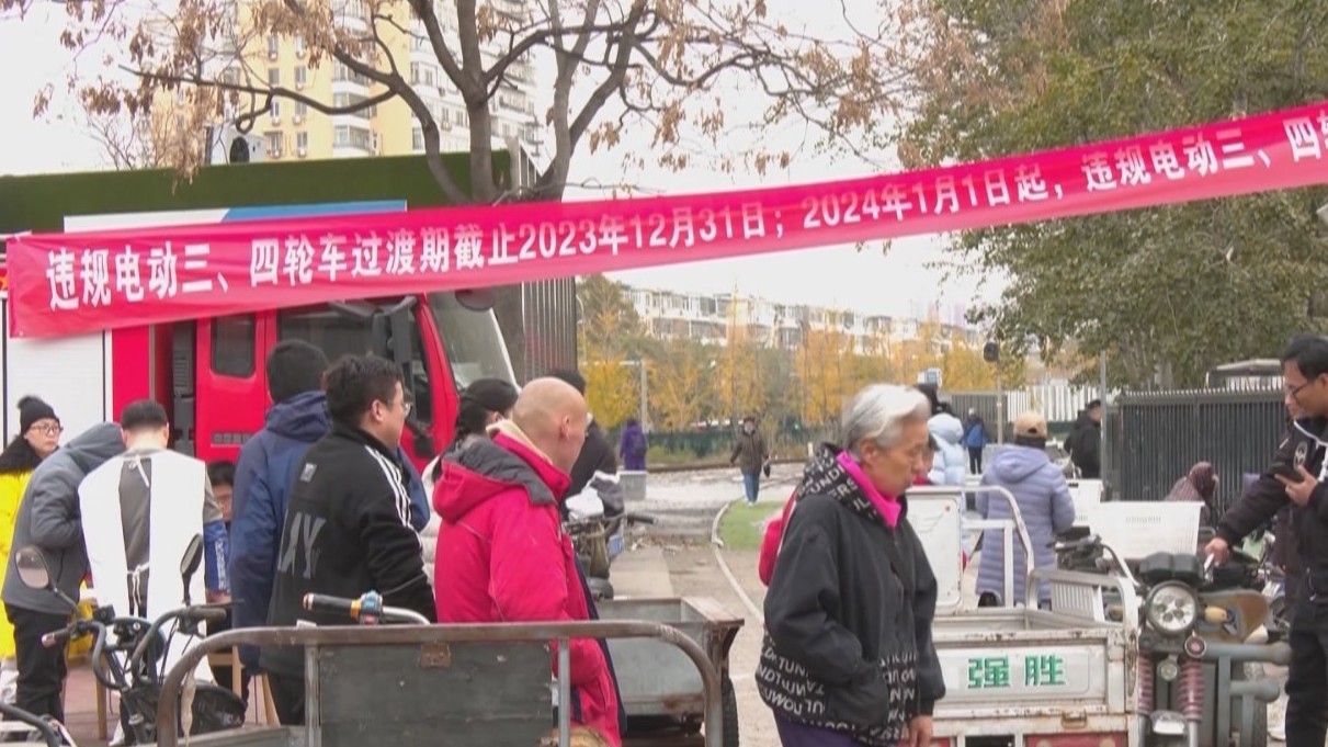 方便商户少跑腿  违规电动车回收活动设到了市场门口