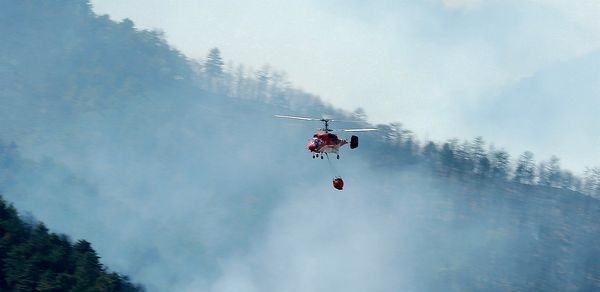 3月29日山西省沁源县发生森林火灾，十万火急，从新疆、广东、山东、山西等地出动13架飞机进行空中洒水灭火，形成地面和空中立体式的扑救，发挥航空救援的独特优势。