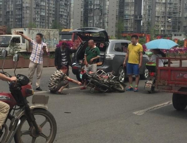 摩托车追尾轿车:1人撞后备箱1人飞车顶 摩托车追尾轿车:1人撞后备箱1人飞车顶